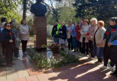 В лукавых зеркалах сияет седина…